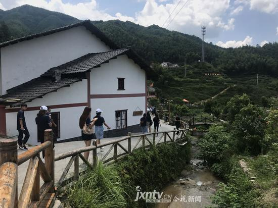采访团记者在神山村采访
