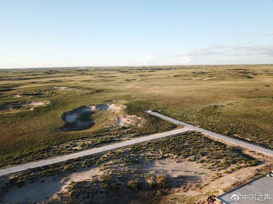 殡仪馆旁边的沙丘 摄影：任梦岩