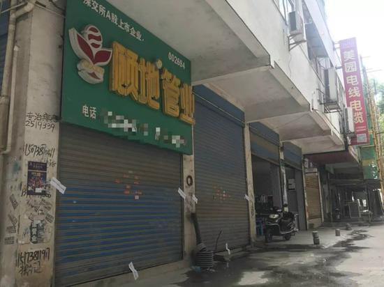 江西上高县8.20持枪杀人案后，案发地建材市场顾地管业已被警方封锁。 新京报记者秦宽 摄