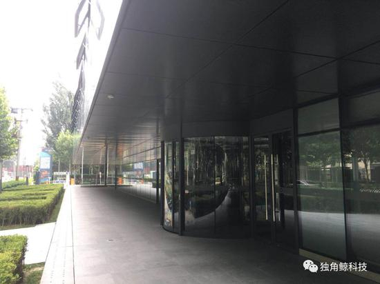 　　记者与挂有滴滴工牌的员工攀谈，多位员工表示对温州顺风车事件知情但不便评论。另有几位滴滴员工表示，几乎所有人都知道这件事，但不了解具体细节。