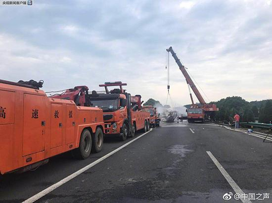 京港澳高速衡东段“6·29”重大道路交通事故现场