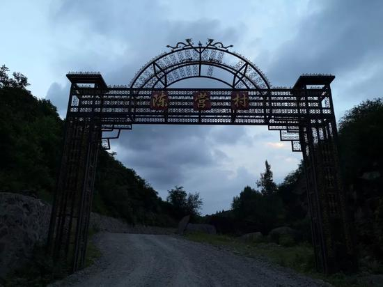 陈营村村口，全村13个组散布在两座无名大山间的山沟里，绵延出22平方公里。新京报记者段睿超 摄