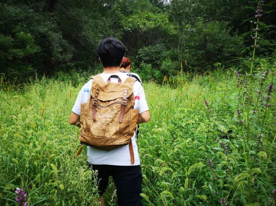 平国纪当年用钩机钩出的路。人工的痕迹早已被自然之力抹平。新京报记者段睿超 摄