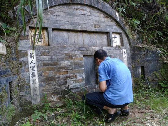 李锦莲在母亲坟前哭诉。