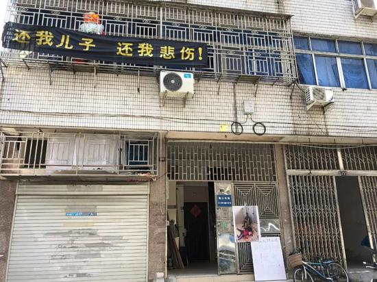 事发后，林某厦居住的居民楼门口。新京报记者刘壹昭&nbsp;摄