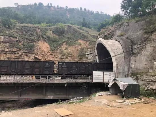 （9月13日，冒天山隧道在抢险加固之后恢复通车，一辆装满煤炭的列车缓缓驶入隧道）