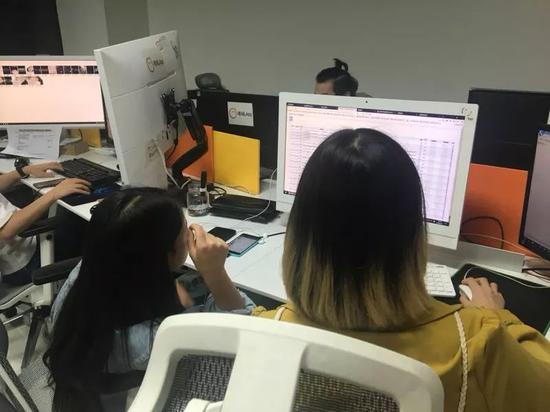 遇到比较难判断的违规信息，鉴黄师们会一起讨论。 来源： 受访者供图