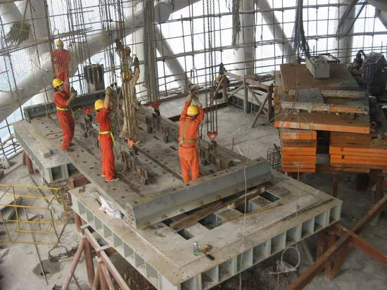  ▲广州塔减震系统施工现场