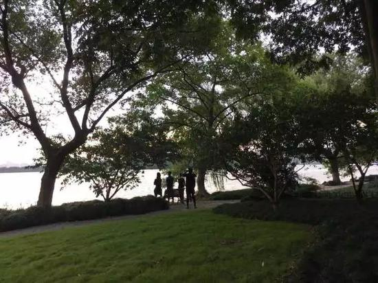 早起跑步的周润发穿了一身黑色运动装，搭配运动鞋、墨镜，运动风十足。