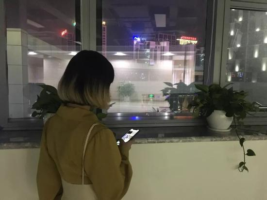 上夜班的声音鉴黄师会趁着闲暇，刷一刷手机放松。 来源：受访者供图
