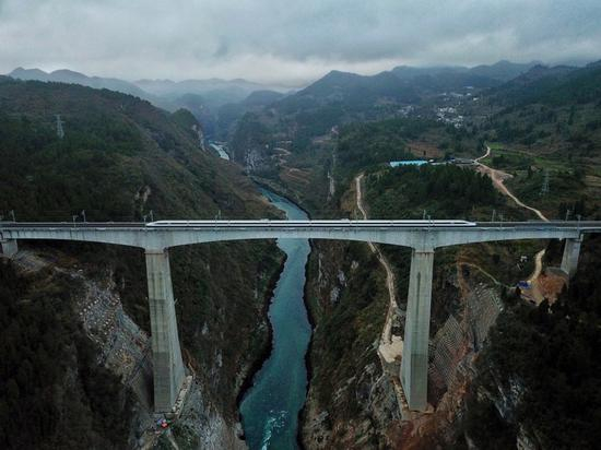 2018年1月25日，设计时速200公里的渝贵铁路全线开通运营，渝贵铁路从贵阳北到重庆西的首发动车经过遵义市境内的乌江大桥。