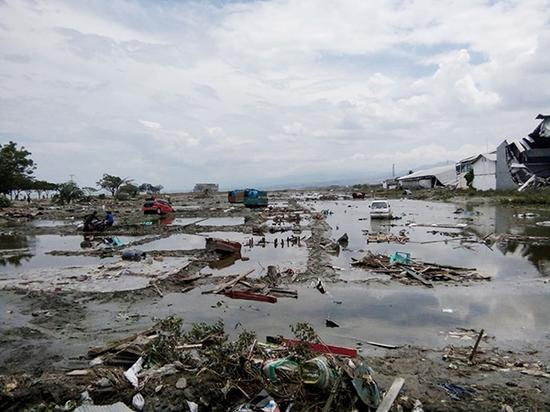 印尼地震及海啸已造成当地至少420人死亡。视觉中国 图