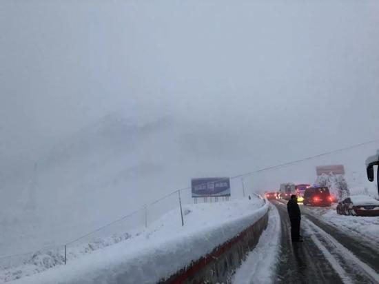 巴士外，积雪的折多山路。受访者供图