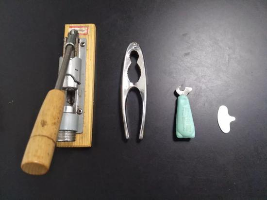 剥坚果的工具。新京报记者吴靖 摄