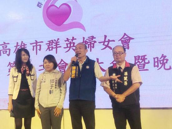 民进党员潘金英（左一）公开力挺韩国瑜（右二）（图：台媒）