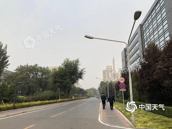 今晨，北京海淀区能见度一般。