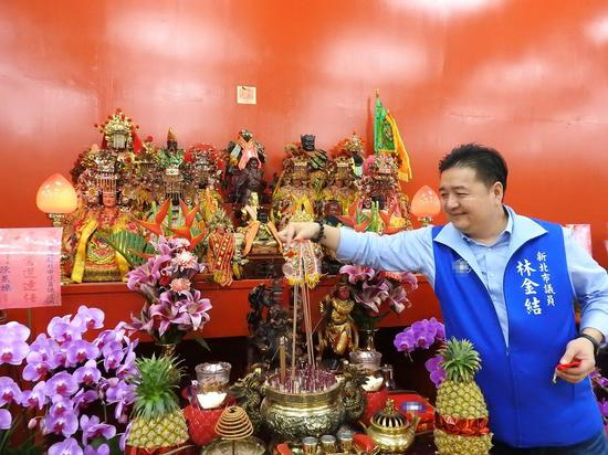 林金结和他请的21尊神灵 图片来自台媒