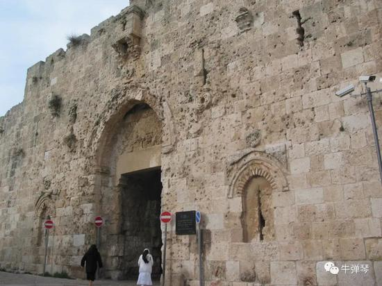 弹痕累累的锡安门