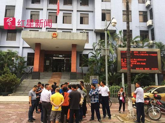 ▲10月26日庭审结束后，家属们聚集在法院门口，互相打气。