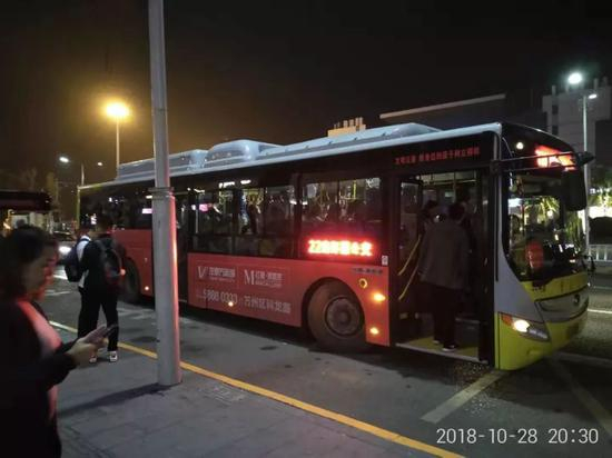 事故公交车同线路的同外观新能源大巴车，车顶突出物为动力电池堆、电控系统及空调等。摄影 程维