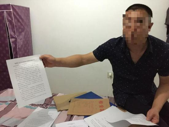 胡云爸向记者展示两年多积攒的上诉材料。新京报记者陶若谷&nbsp;摄
