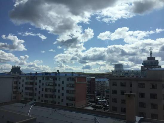 胡云姑姑家客厅的窗外。新京报记者陶若谷&nbsp;摄