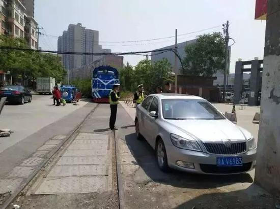 △网友戏称“违停的最高境界”