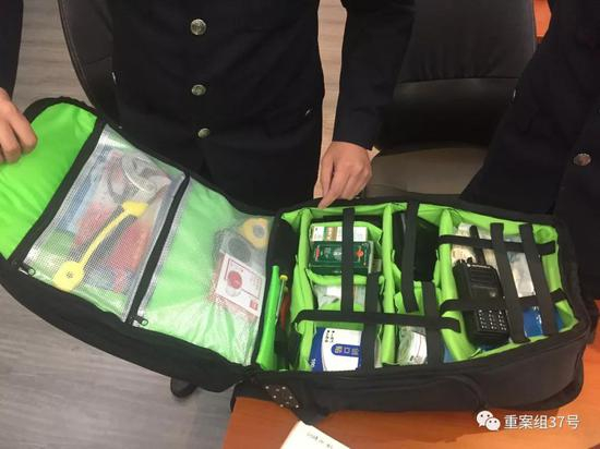 ▲上虞民警展示警务背包。&nbsp;&nbsp;&nbsp;&nbsp;新京报记者 赵朋乐 摄