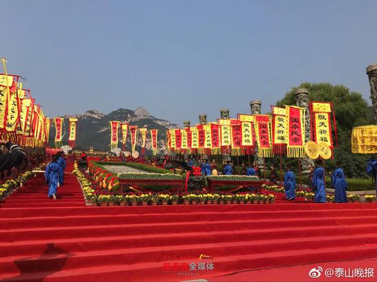 　该祈福活动每年都会举办一次，图为今年10月的第三届&nbsp; @泰山晚报