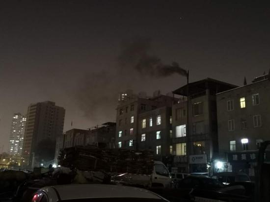 图5 夜晚的康乐街片区浓烟滚滚
