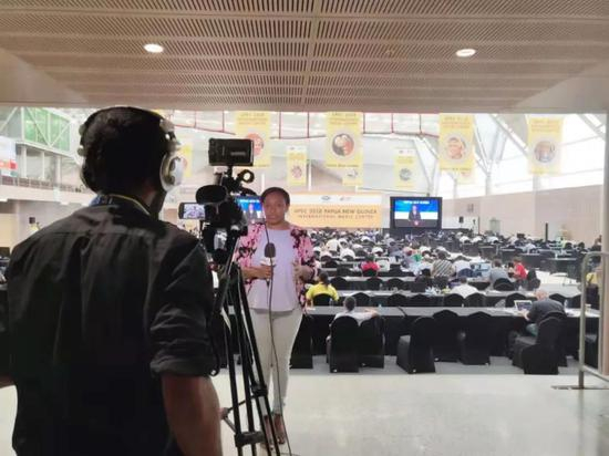 △国外记者出镜报道习主席演讲（央视记者李晓周拍摄）