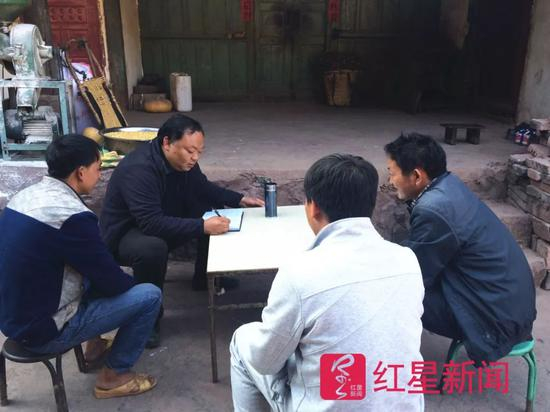  ▲工作中的李忠凯，照片中的黑发是染发所致&nbsp;&nbsp; 大姚县委宣传部供图