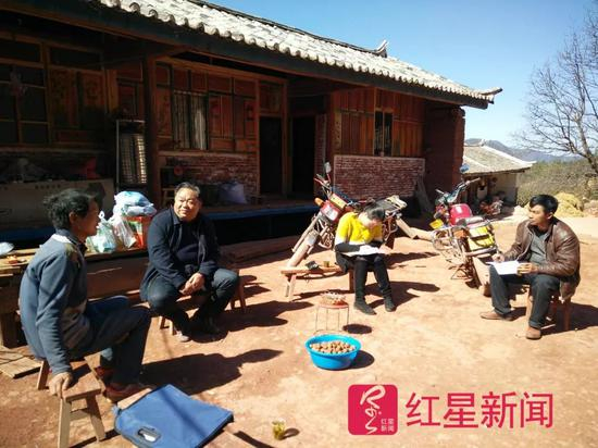  ▲李忠凯下乡工作照&nbsp; &nbsp;大姚县委宣传部供图