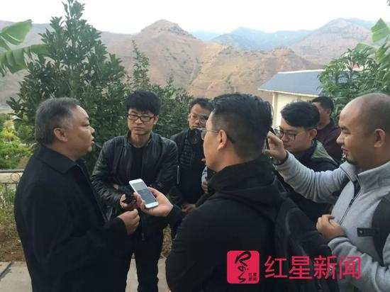 ▲李忠凯走红网络，被媒体围住采访&nbsp; &nbsp;图片来源：红星新闻