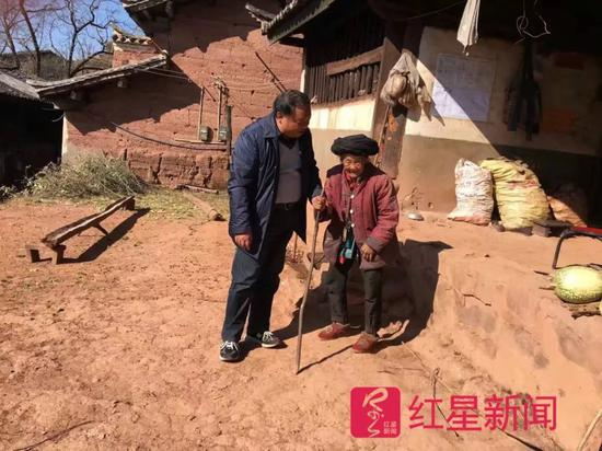  ▲李忠凯下乡工作照&nbsp; &nbsp;大姚县委宣传部供图