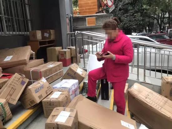 俞大姐在找她的狗粮