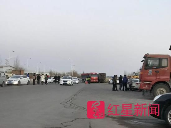 ▲事故现场外围已经被封锁，仍可见大车从里面驶出&nbsp; &nbsp; 图据红星新闻