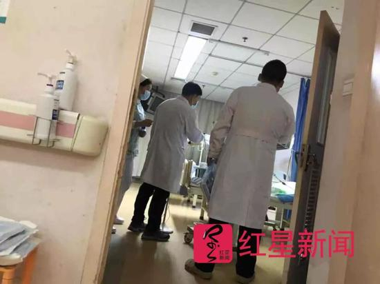 ▲收治此次事故伤者的解放军251医院内，医务工作者正在忙碌&nbsp; &nbsp; 图据红星新闻