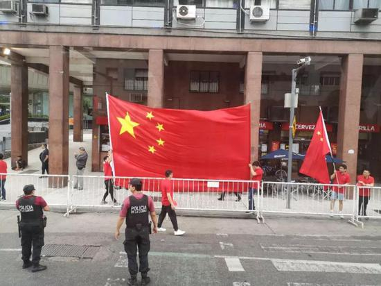 △下榻酒店附近正在做欢迎准备。（央视记者王萌萌拍摄）