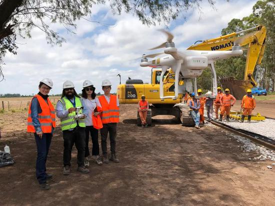 △在四年前的那次访问中，两国元首共同出席了阿根廷基什内尔和塞佩尼克水电站、贝尔格拉诺货运铁路改造项目视频开工仪式。央视记者董倩近日来到贝铁项目施工现场，目前工程进度已经过半。（央视记者毕英汉拍摄）