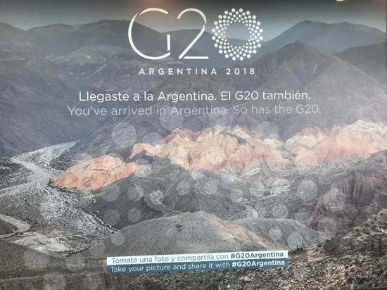 △走出机场，最先看到的就是这幅宣传海报。（央视记者拍摄）