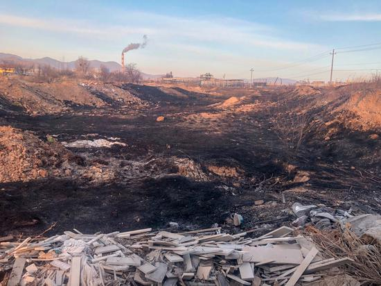 11月28日下午5点盛华化工公司路对面被烧焦的荒土。实习生侯轶 摄