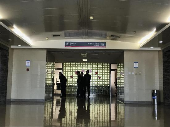 11月29日中午，251医院烧伤科病区外，赶来探视的伤者亲属。新京报记者朱若淼&nbsp;摄