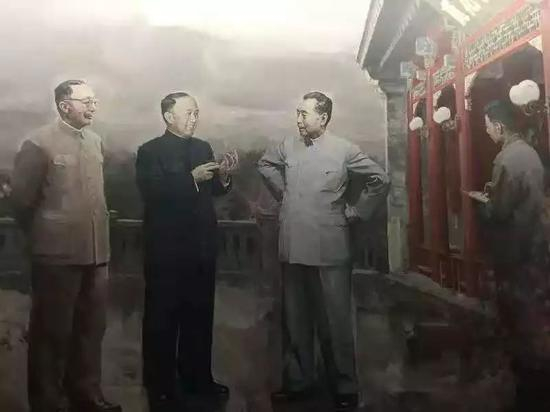  △1956年10月8日，国防部第五研究院成立，钱学森被任命为院长。在周恩来总理、聂荣臻元帅的领导下，钱学森肩负起我国火箭导弹和航天器研制的技术领导重任。图为《军委会上绘蓝图》油画。