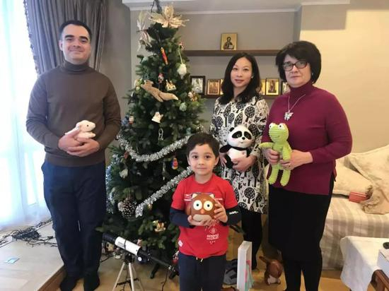 ▲米沙、王晓梦夫妇和儿子墨家。新京报记者 胡杰 摄