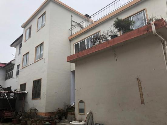 常仁尧老家由他出资新建的三层楼房。 杨书源 摄