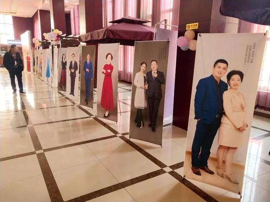 礼堂中用易拉宝展示“成功”榜样，他们有的是尚德体系的核心领导人、皇冠大使、车奖获得者，其中不乏夫妻。