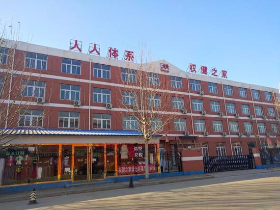 《百亿保健帝国权健，和它阴影下的中国家庭》这篇文章刷屏，权健公司陷入“千夫所指”的舆论漩涡，记者暗访后发现，权健公司内依然热闹非凡，追捧者众。