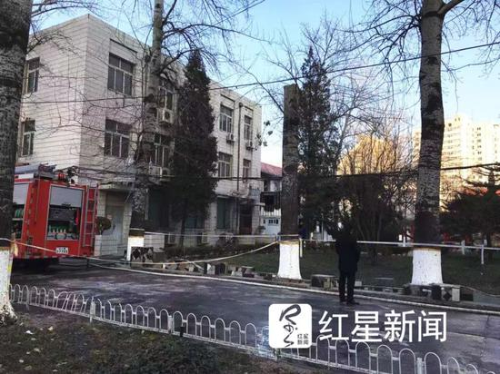 ▲警戒线内就是北交大东校区发生爆炸的教学楼&nbsp; &nbsp; &nbsp;图据红星新闻