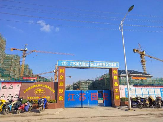 建设中的权健地产项目“皇家御苑”。摄影：李秀芝